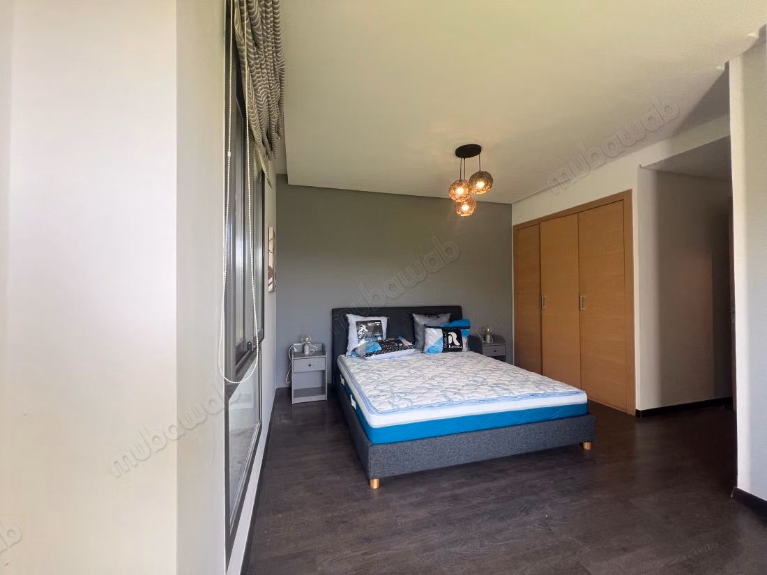 Bel appartement en location à Ville Verte.
Superficie 260 m².
Meublé