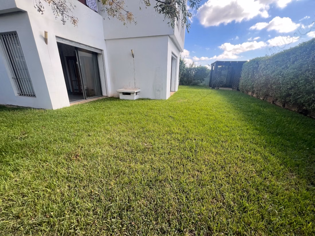 Bel appartement en location à Ville Verte.
Superficie 260 m².
Meublé