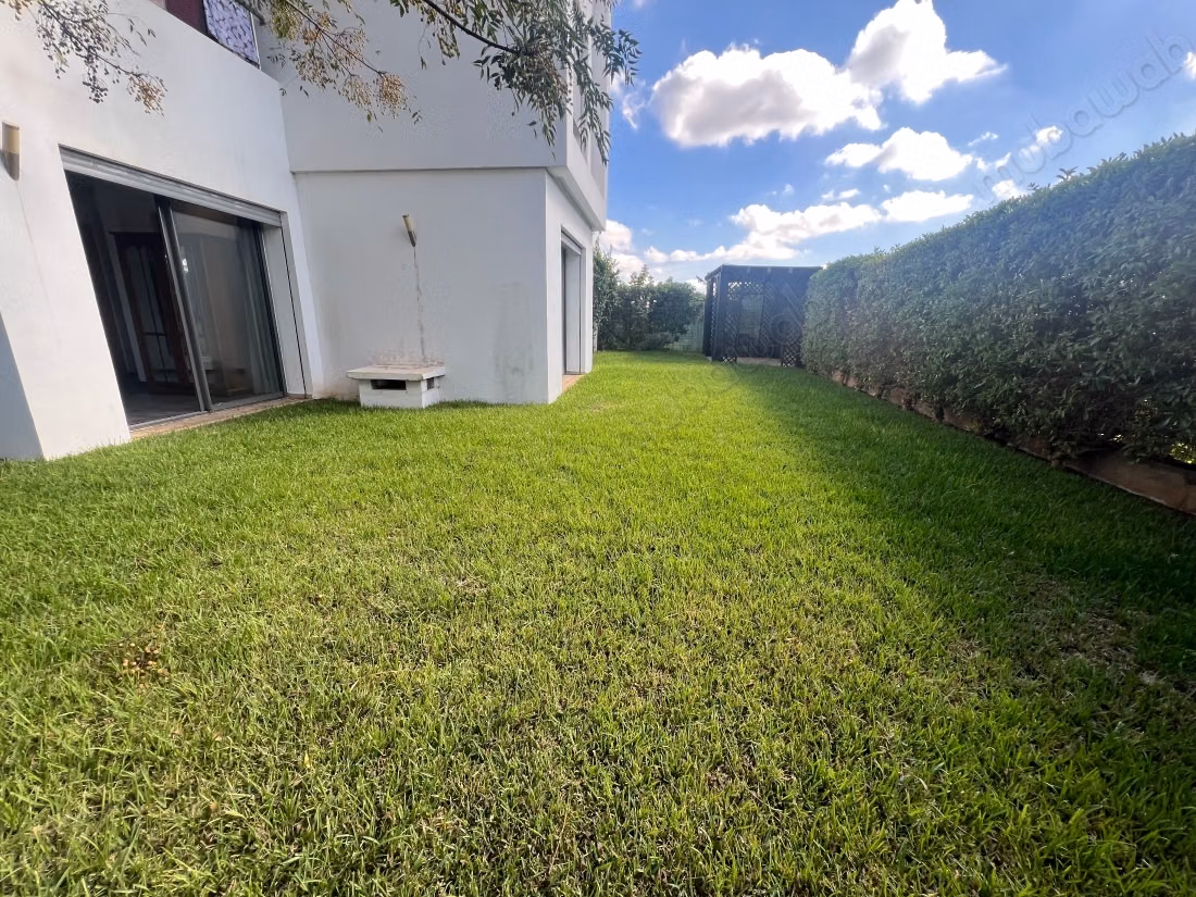Bel appartement en location à Ville Verte.
Superficie 260 m².
Meublé