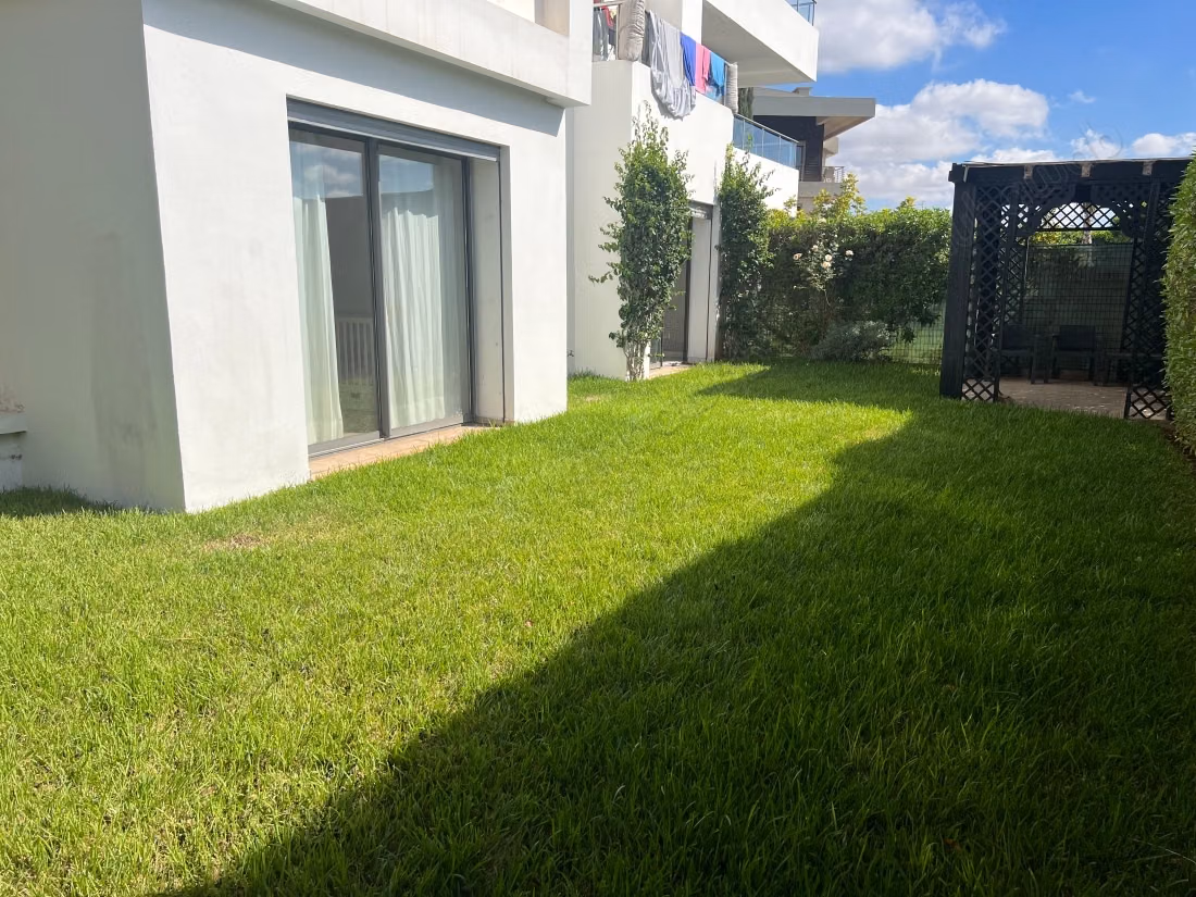 Bel appartement en location à Ville Verte.
Superficie 260 m².
Meublé