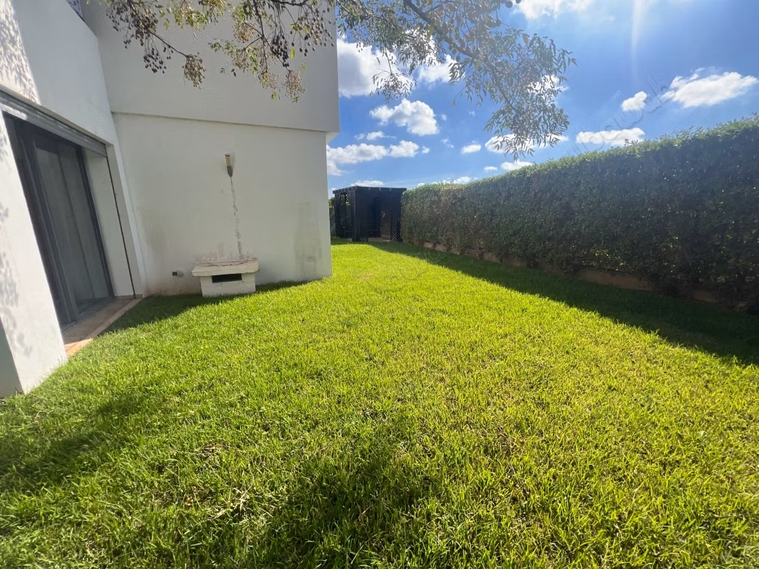 Bel appartement en location à Ville Verte.
Superficie 260 m².
Meublé