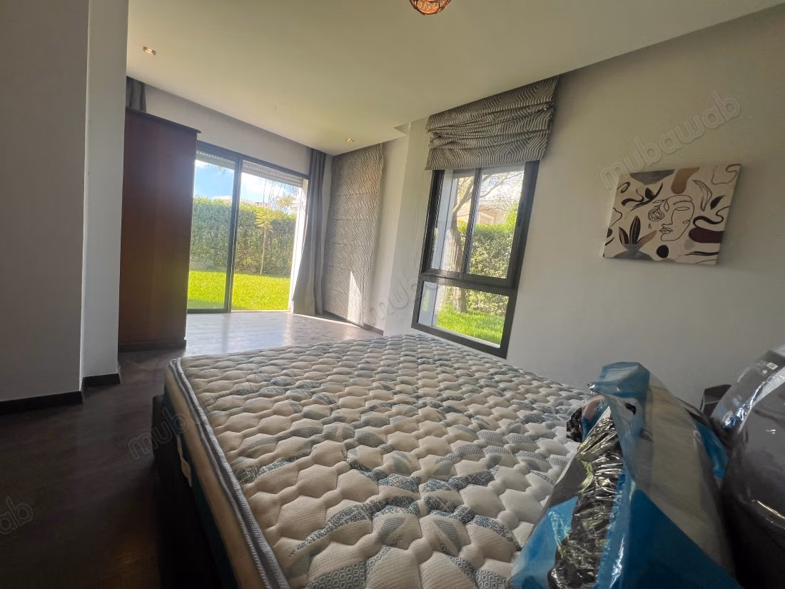 Bel appartement en location à Ville Verte.
Superficie 260 m².
Meublé