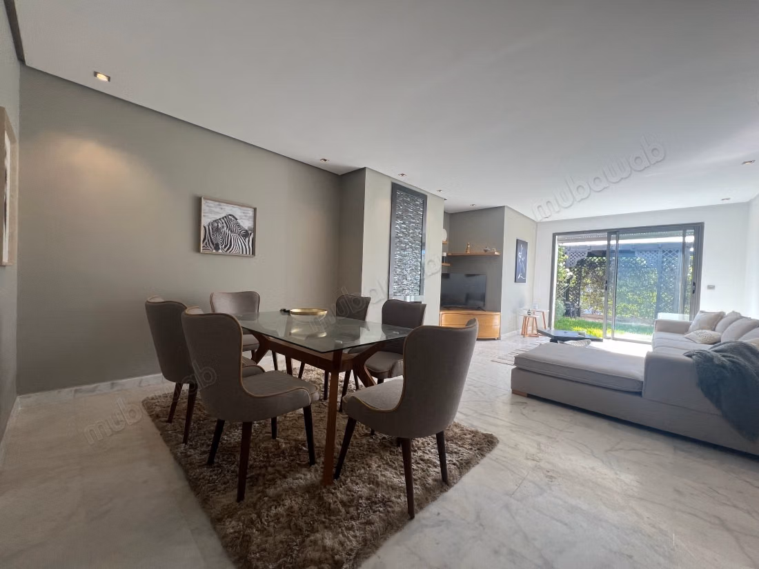 Bel appartement en location à Ville Verte.
Superficie 260 m².
Meublé