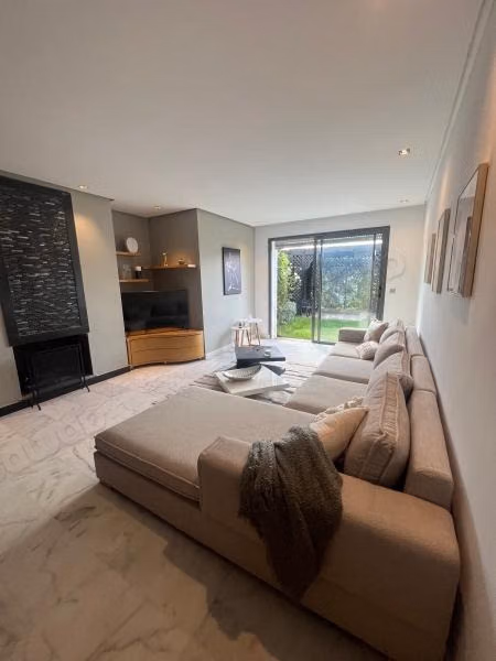 Bel appartement en location à Ville Verte.
Superficie 260 m².
Meublé