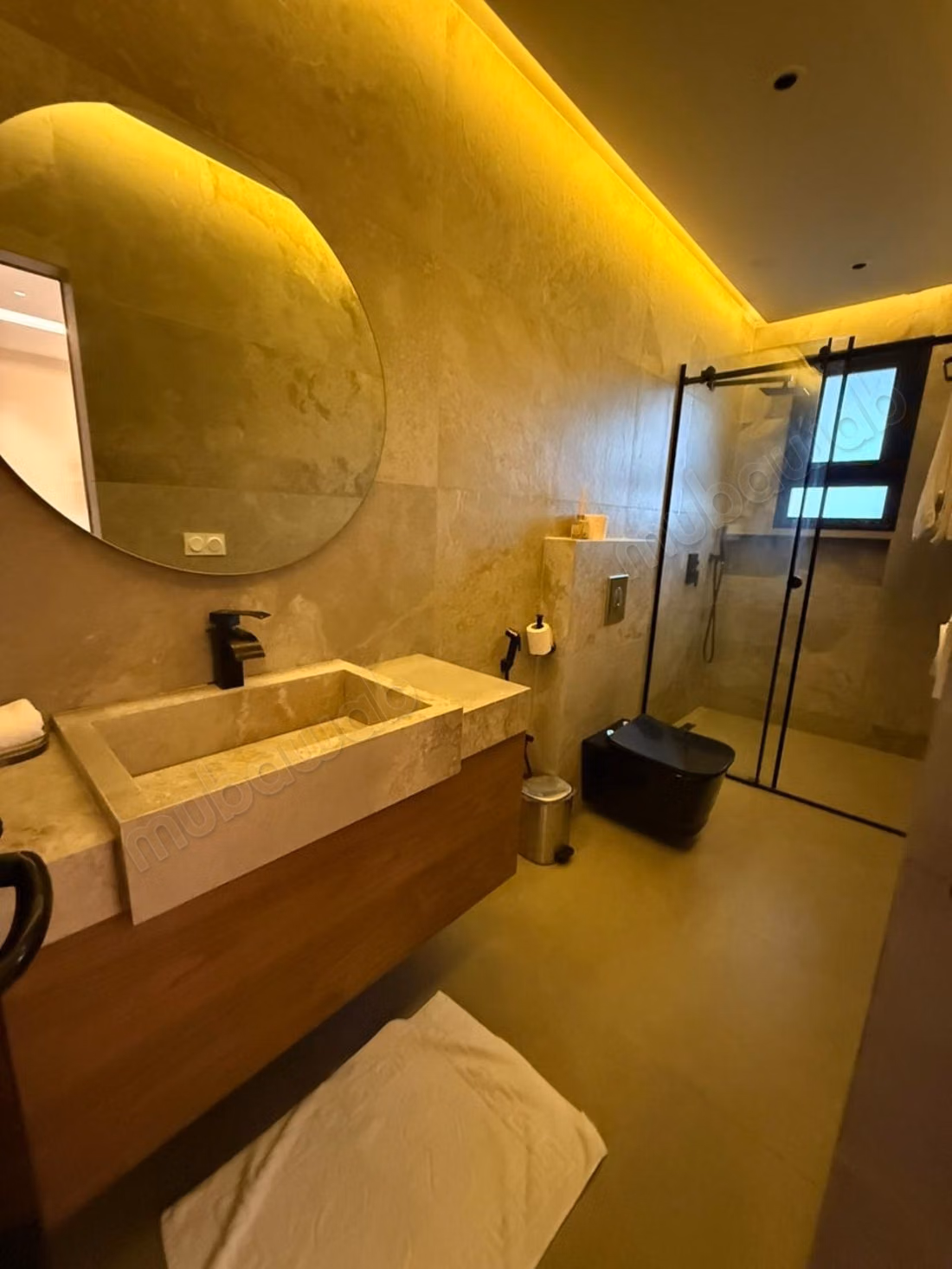 Seizoensverhuur luxe villa in Al Bahraoyine. 6 comfortabele kamers. Terras en lift