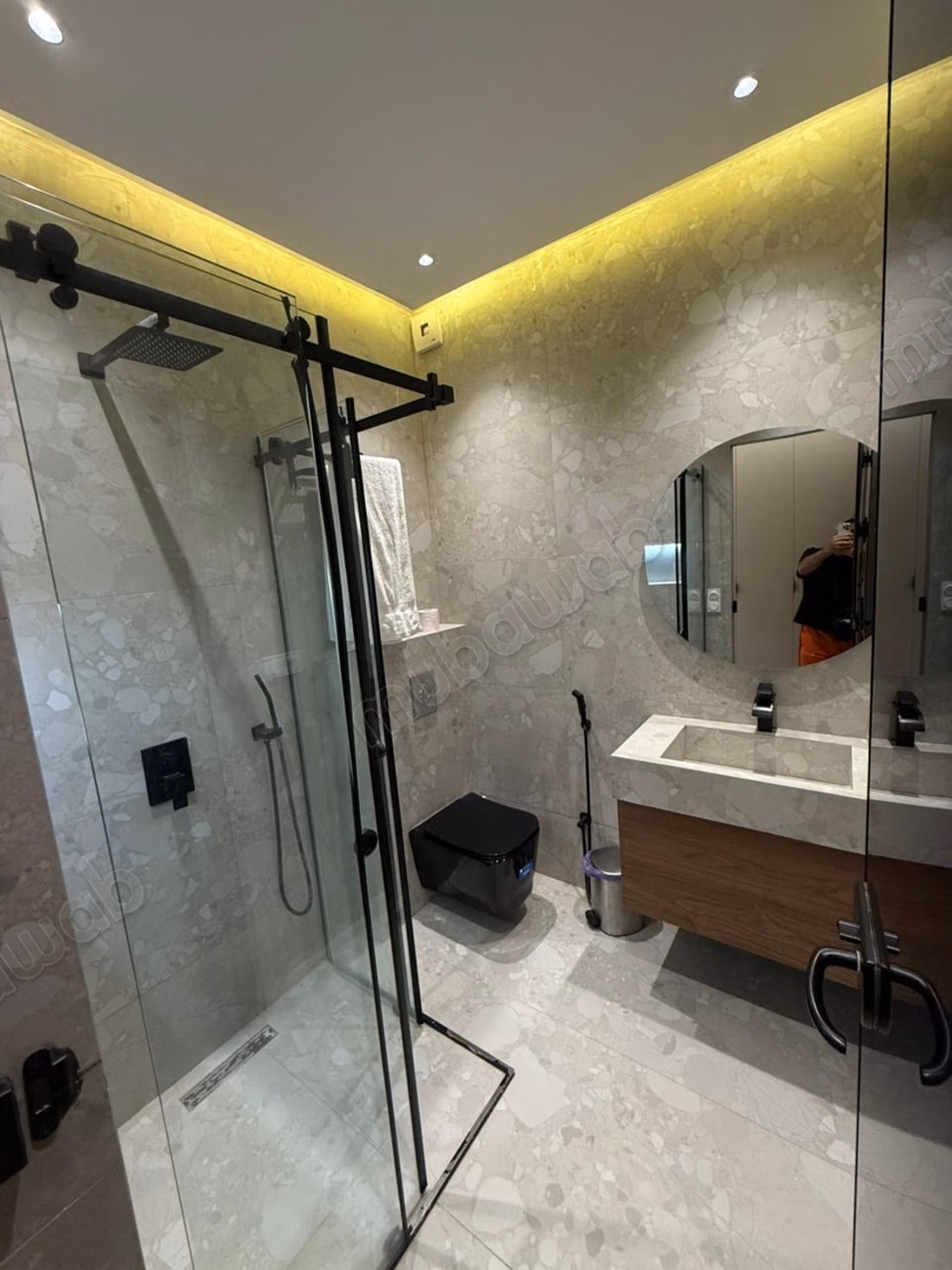 Seizoensverhuur luxe villa in Al Bahraoyine. 6 comfortabele kamers. Terras en lift