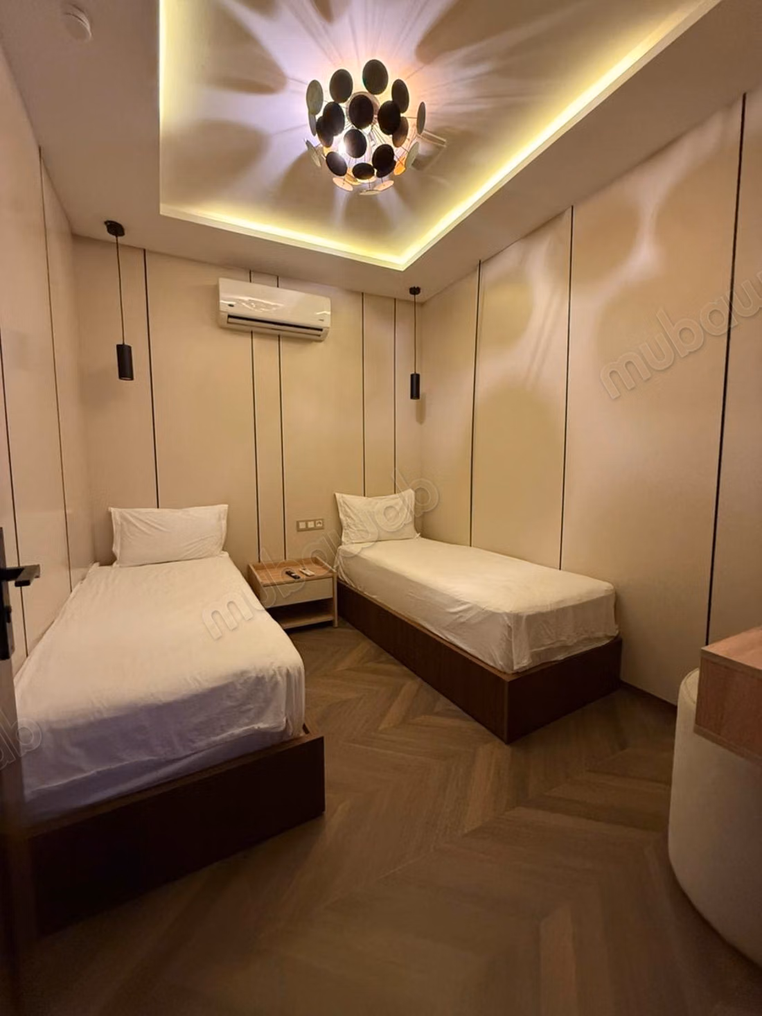 Seizoensverhuur luxe villa in Al Bahraoyine. 6 comfortabele kamers. Terras en lift