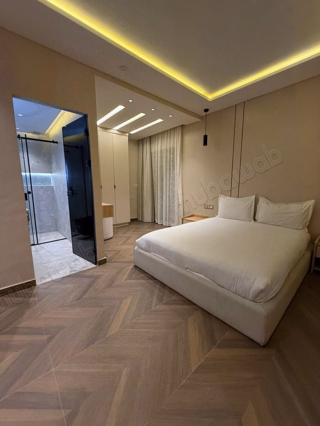 Seizoensverhuur luxe villa in Al Bahraoyine. 6 comfortabele kamers. Terras en lift