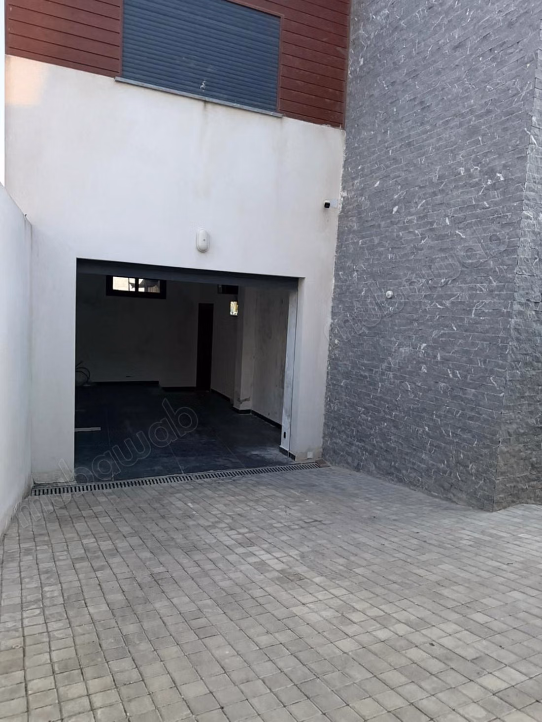 Seizoensverhuur luxe villa in Al Bahraoyine. 6 comfortabele kamers. Terras en lift