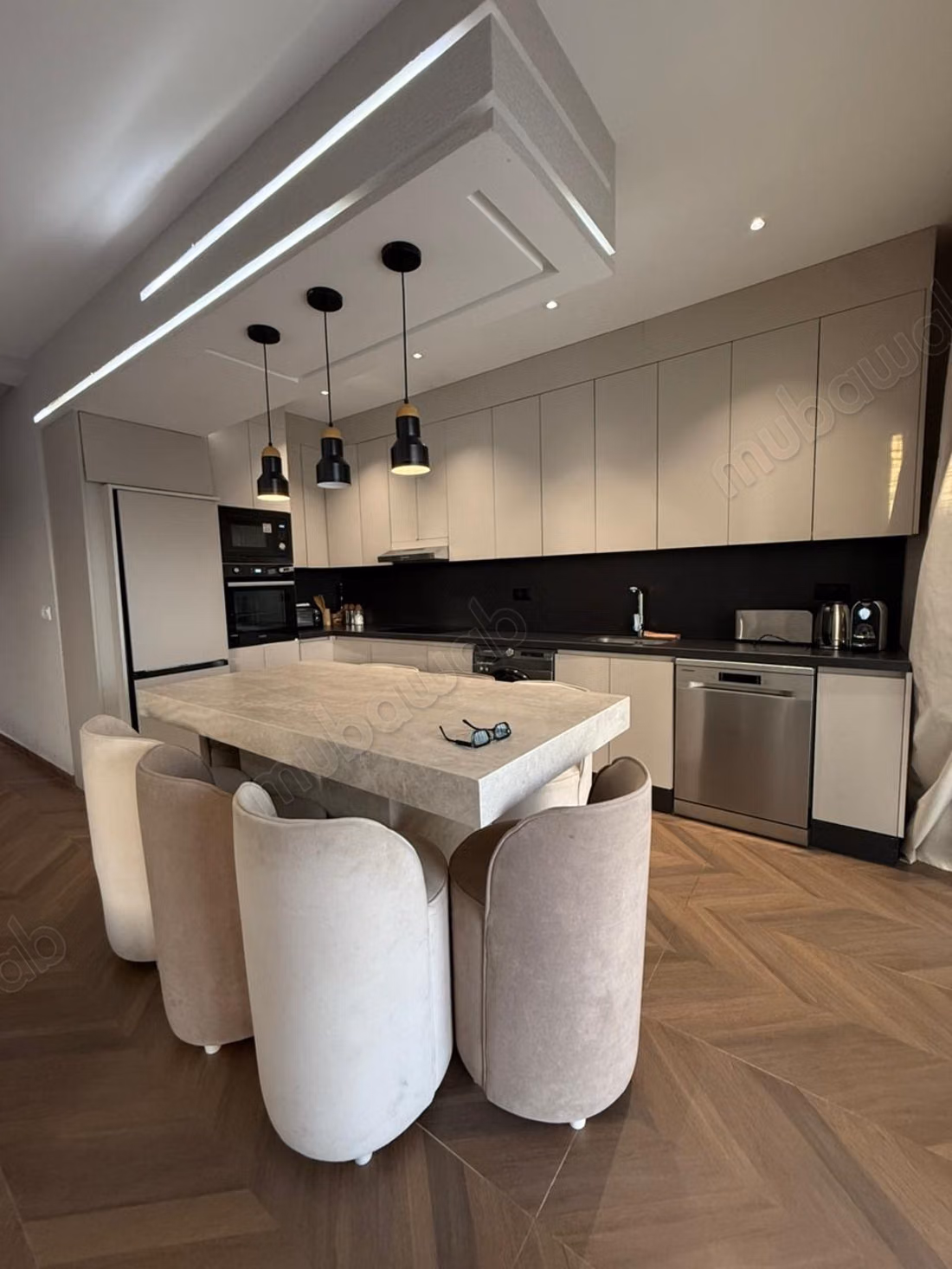 Seizoensverhuur luxe villa in Al Bahraoyine. 6 comfortabele kamers. Terras en lift