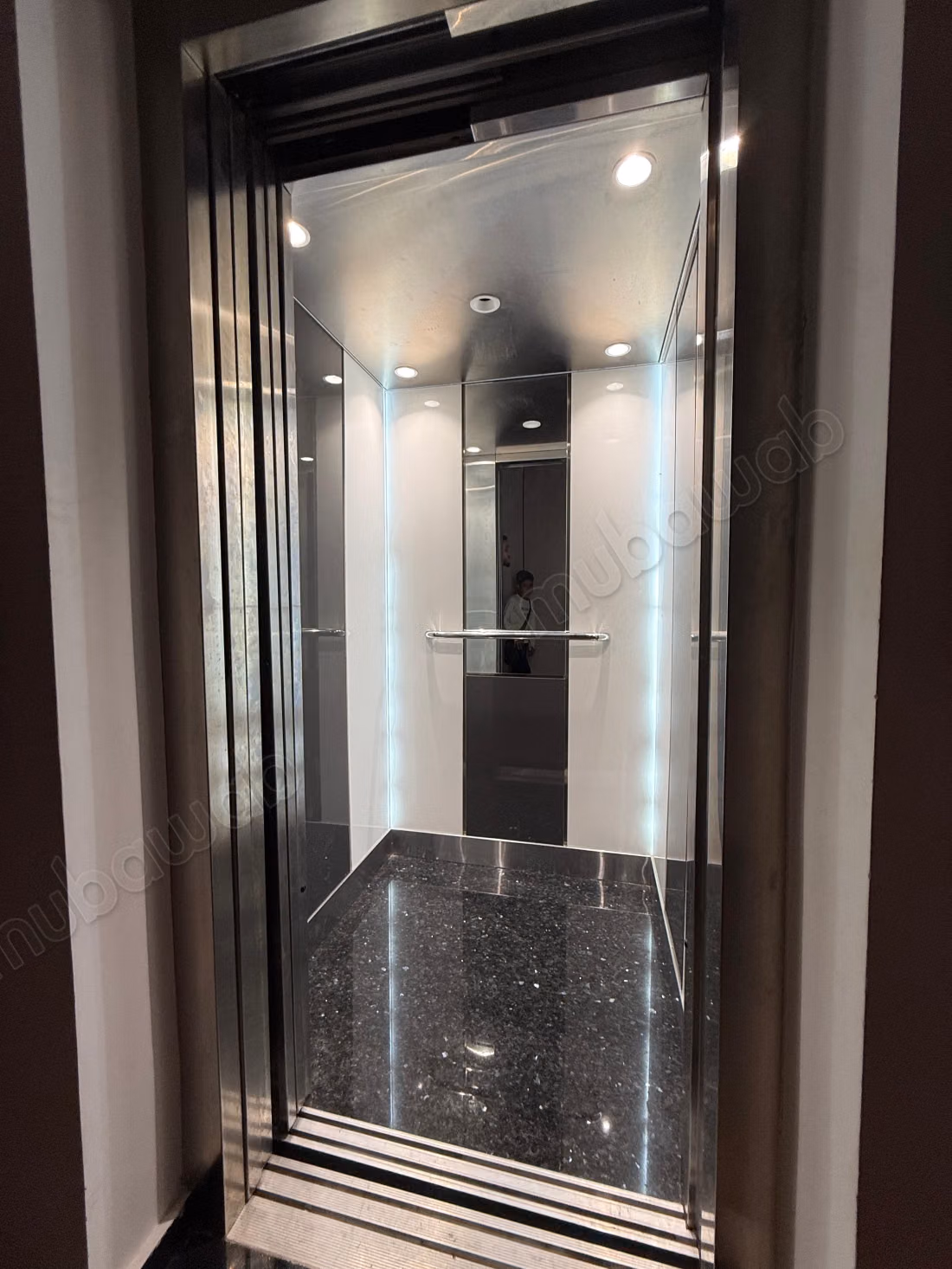 Seizoensverhuur luxe villa in Al Bahraoyine. 6 comfortabele kamers. Terras en lift