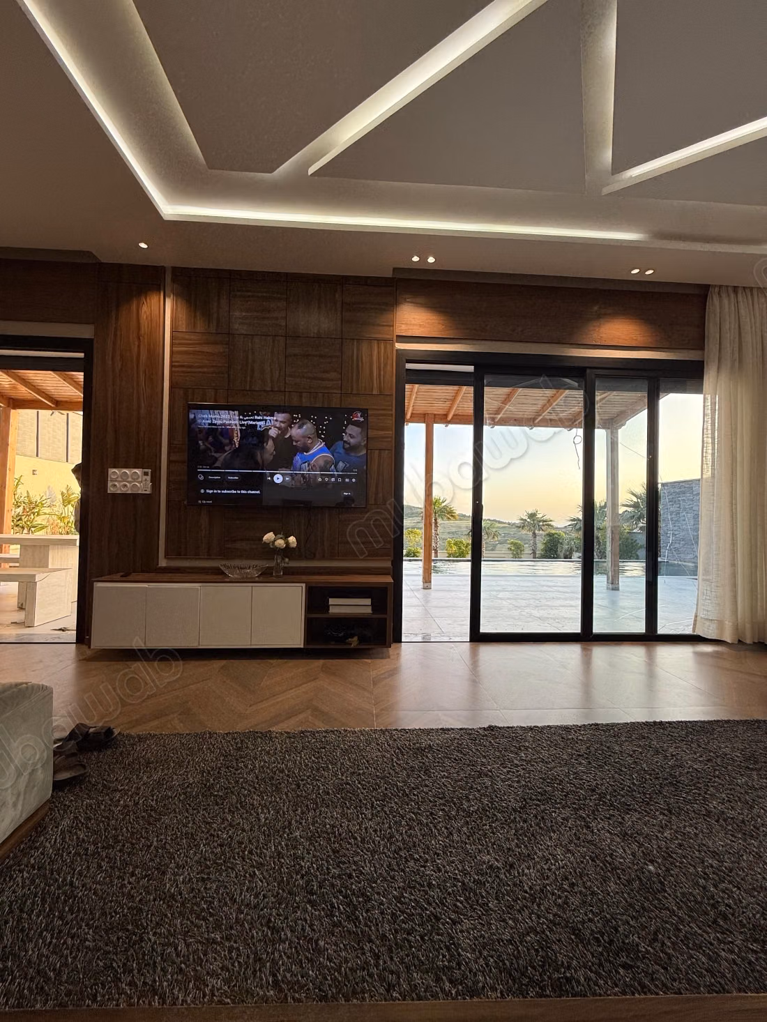 Seizoensverhuur luxe villa in Al Bahraoyine. 6 comfortabele kamers. Terras en lift