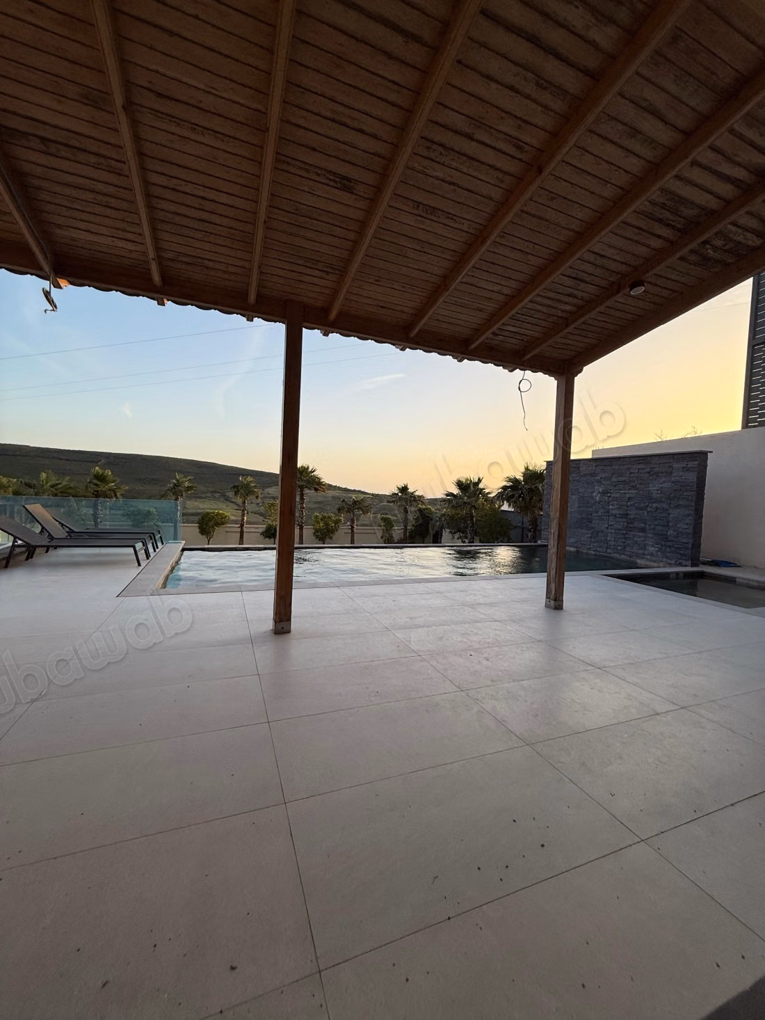 Seizoensverhuur luxe villa in Al Bahraoyine. 6 comfortabele kamers. Terras en lift