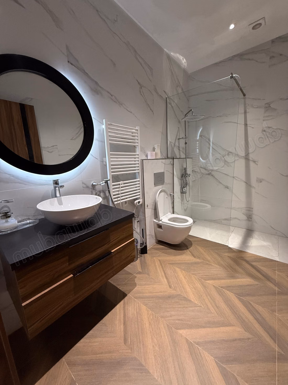 Seizoensverhuur luxe villa in Al Bahraoyine. 6 comfortabele kamers. Terras en lift