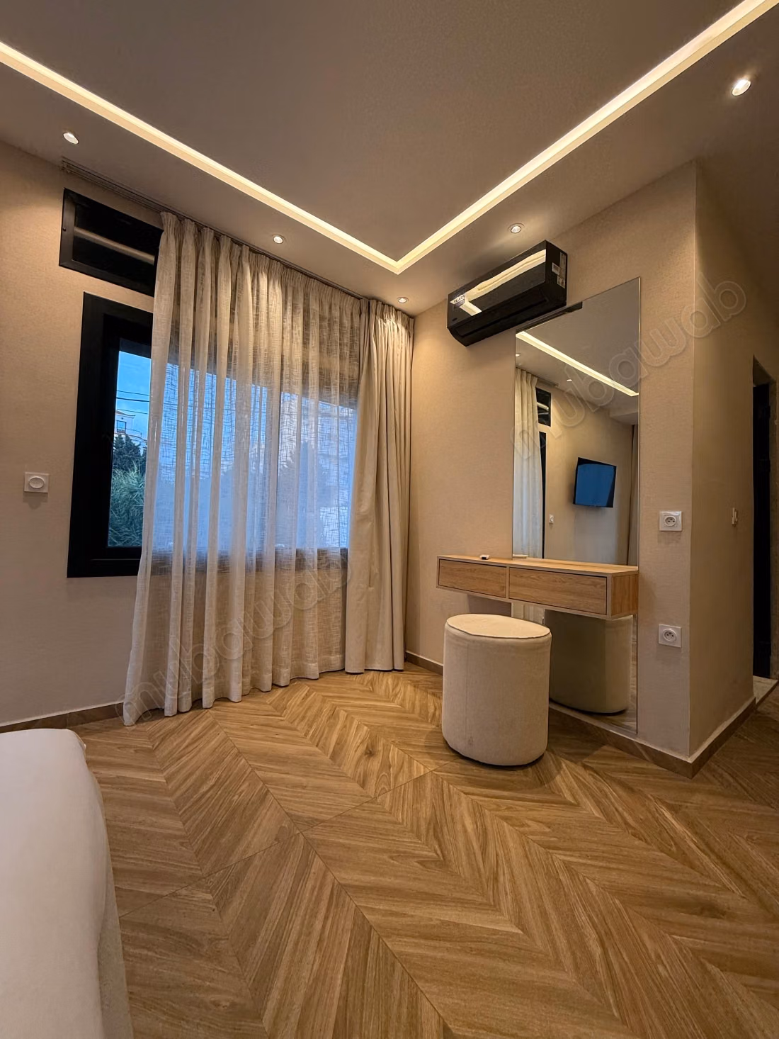 Seizoensverhuur luxe villa in Al Bahraoyine. 6 comfortabele kamers. Terras en lift