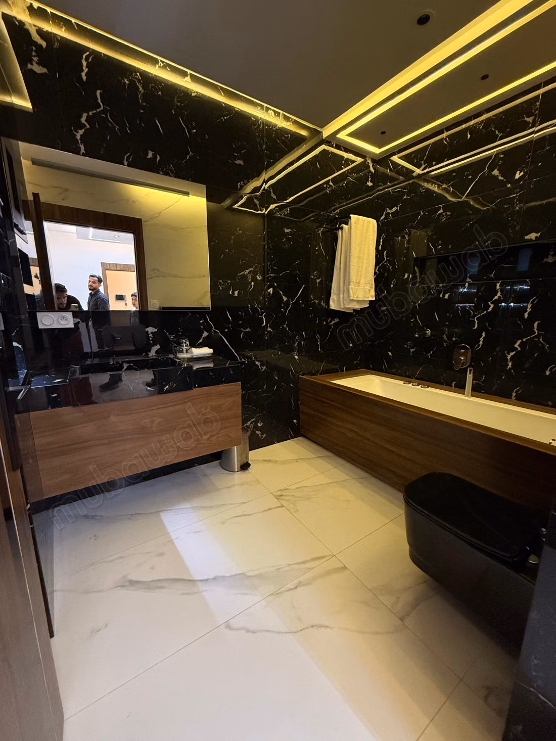 Seizoensverhuur luxe villa in Al Bahraoyine. 6 comfortabele kamers. Terras en lift