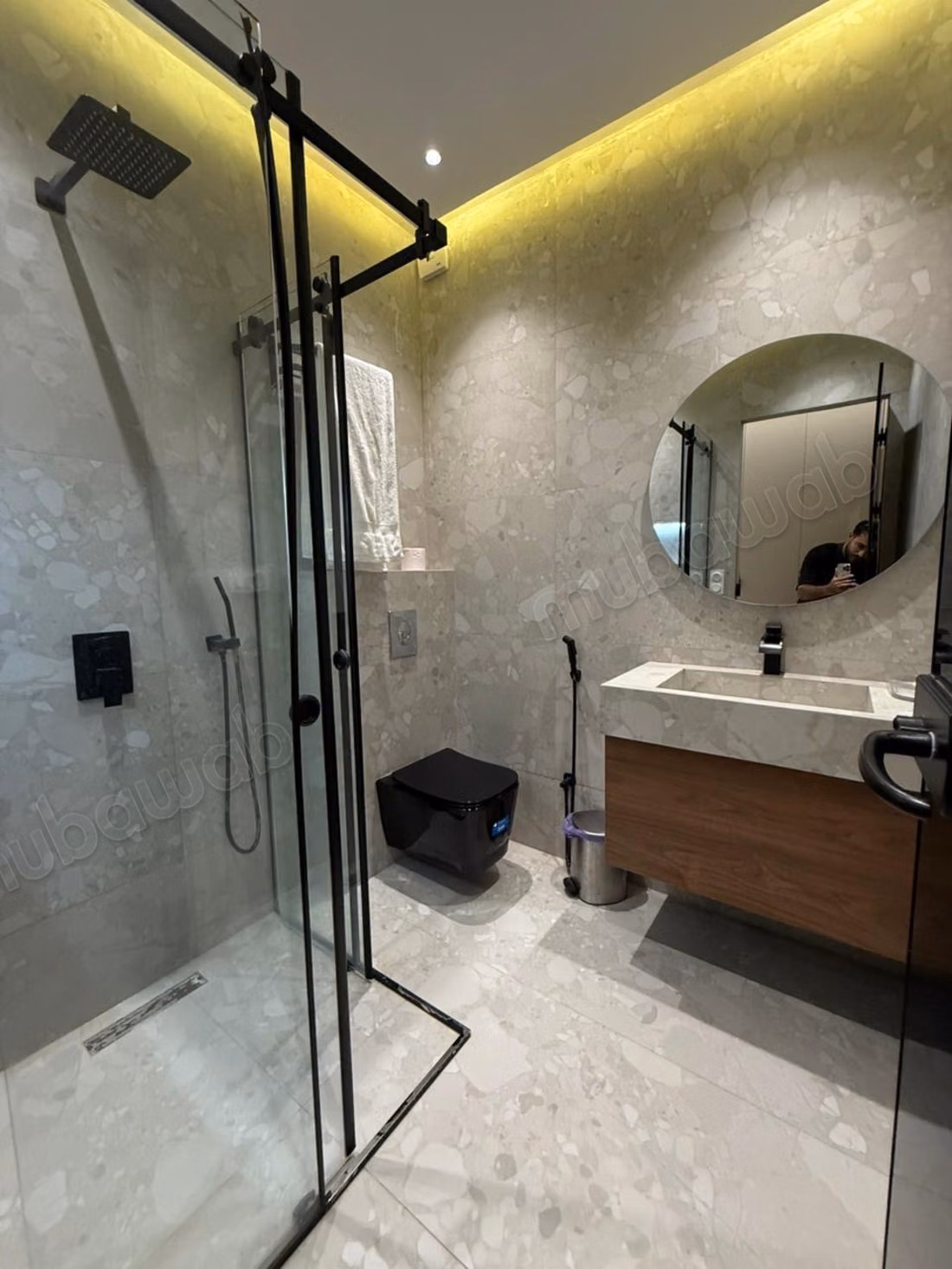 Seizoensverhuur luxe villa in Al Bahraoyine. 6 comfortabele kamers. Terras en lift
