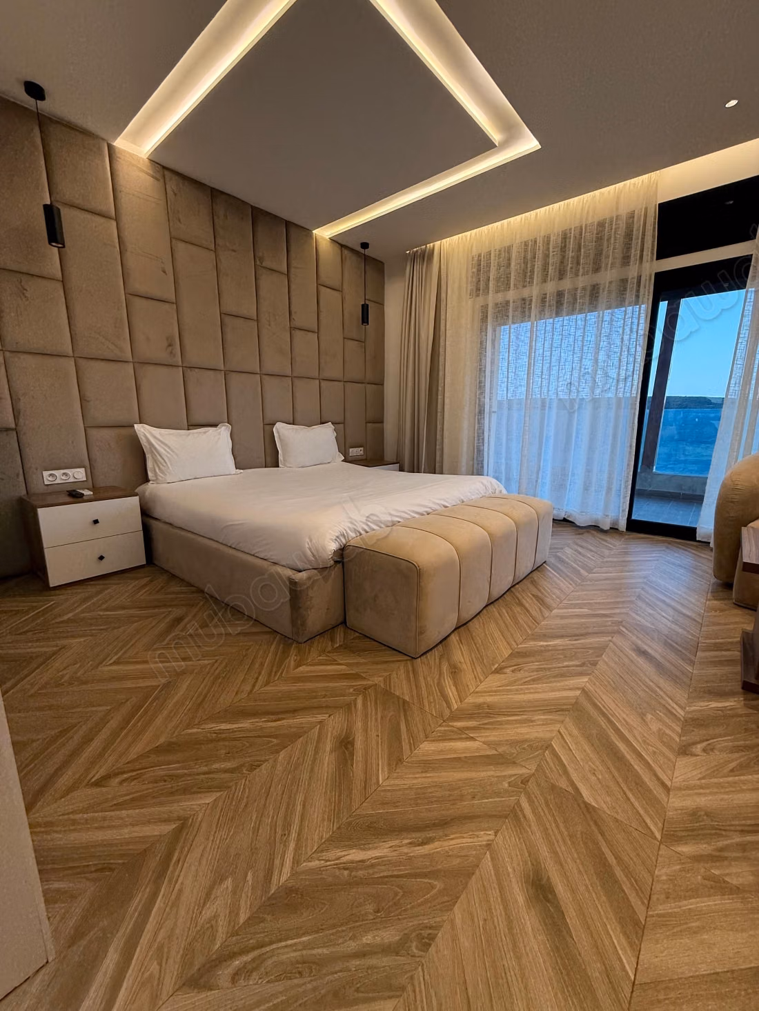 Seizoensverhuur luxe villa in Al Bahraoyine. 6 comfortabele kamers. Terras en lift