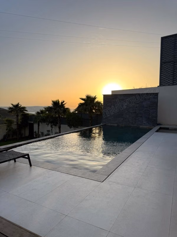 Alquiler estacional de villa de lujo en Al Bahraoyine. 6 habitaciones cómodas. Terraza y ascensor