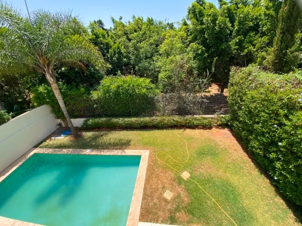 Luxury villa for rent in Ville Verte. 5 comfortable rooms. Parking spaces and beautiful garden