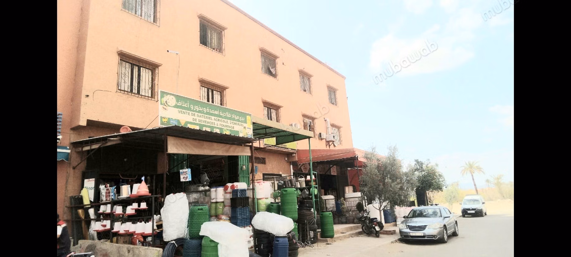 Immeuble à vendre avec des appartements et magasin