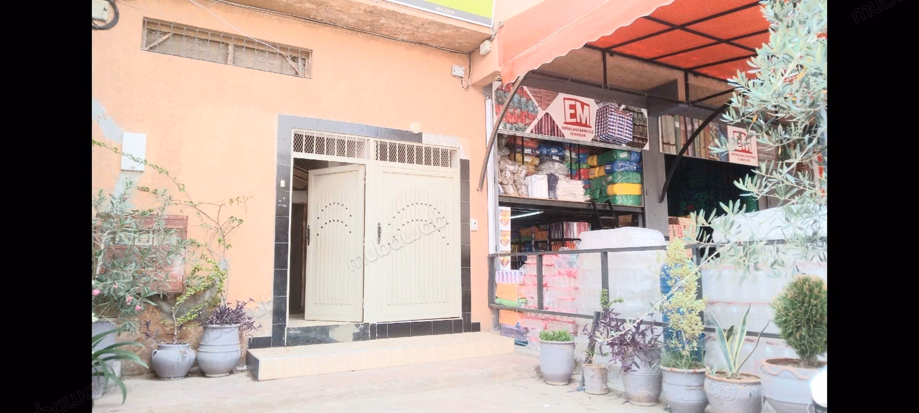 Immeuble à vendre avec des appartements et magasin