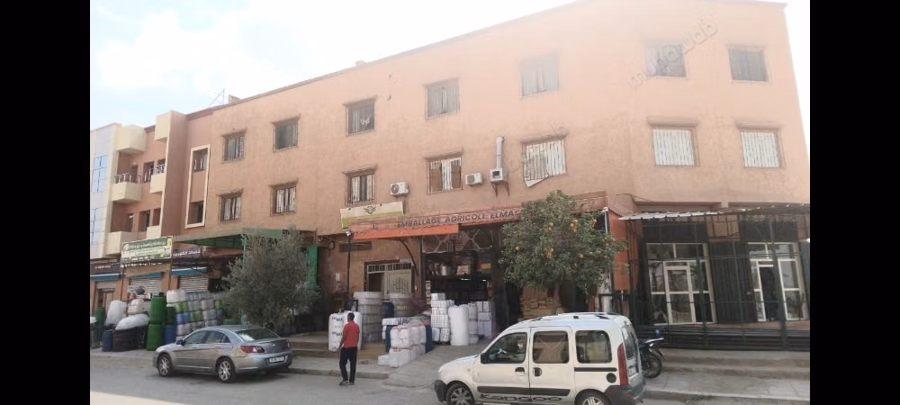 Immeuble à vendre avec des appartements et magasin
