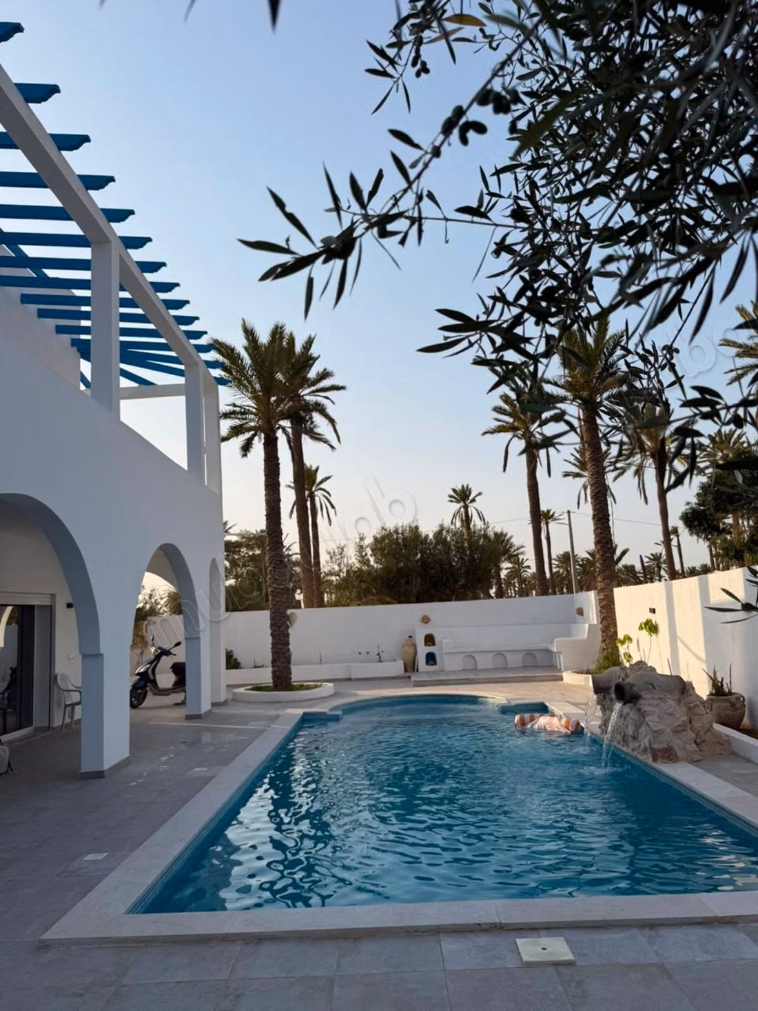 Location villa de haut standing à Mahboubine. 
3 belles chambres. 
Bien meublé