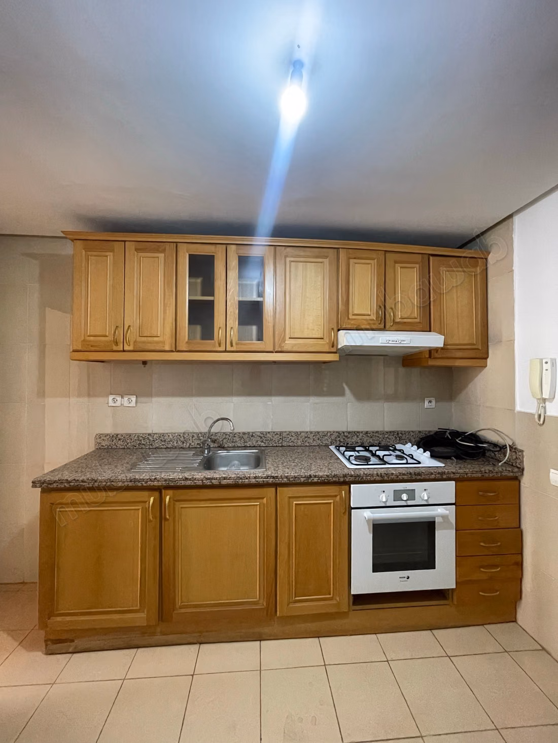 Affitta questo appartamento a Guéliz. 3 camere confortevoli. Finestre con doppio vetro e porta blindata