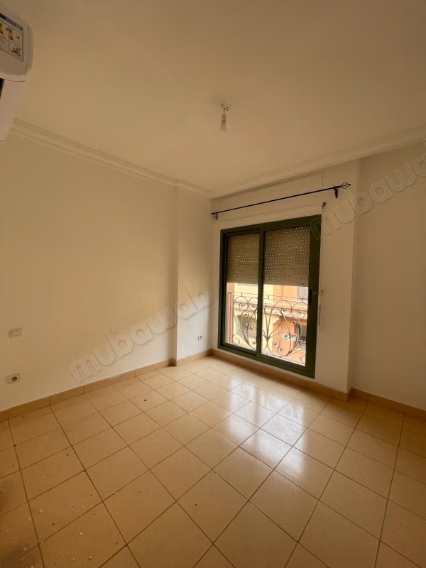Affitta questo appartamento a Guéliz. 3 camere confortevoli. Finestre con doppio vetro e porta blindata