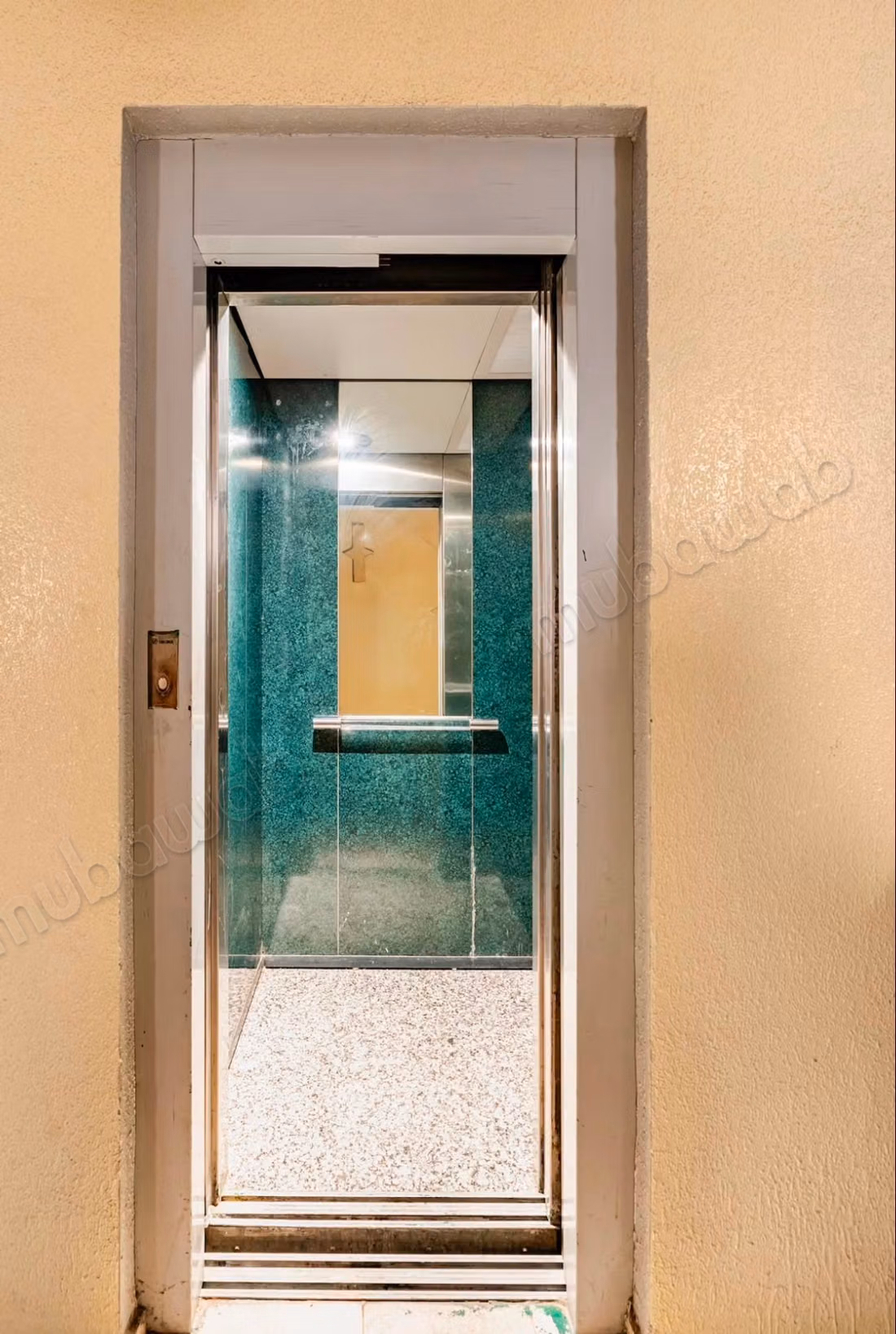 Gemeubileerd appartement tegenover sup de co