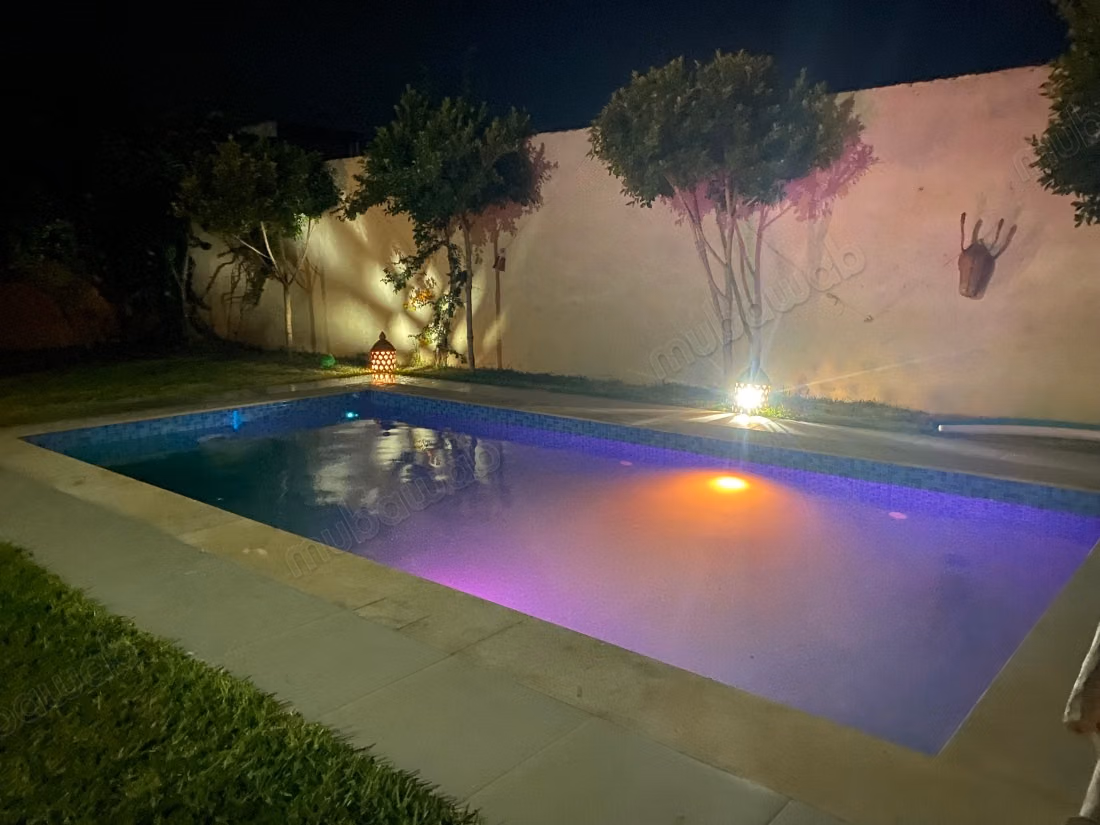 Somptueuse villa à louer à Route de Tahanaout.
Superficie 150 m².
Meublé