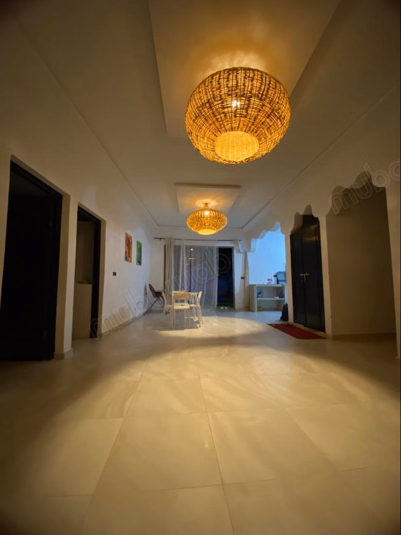 Somptueuse villa à louer à Route de Tahanaout.
Superficie 150 m².
Meublé