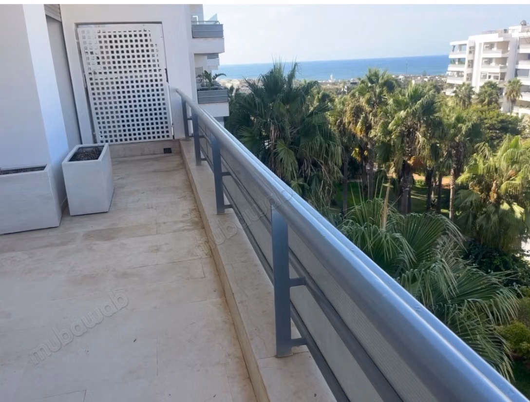 Vend appartement à Ain Diab. Superficie 225 m². Terrasse et ascenseur