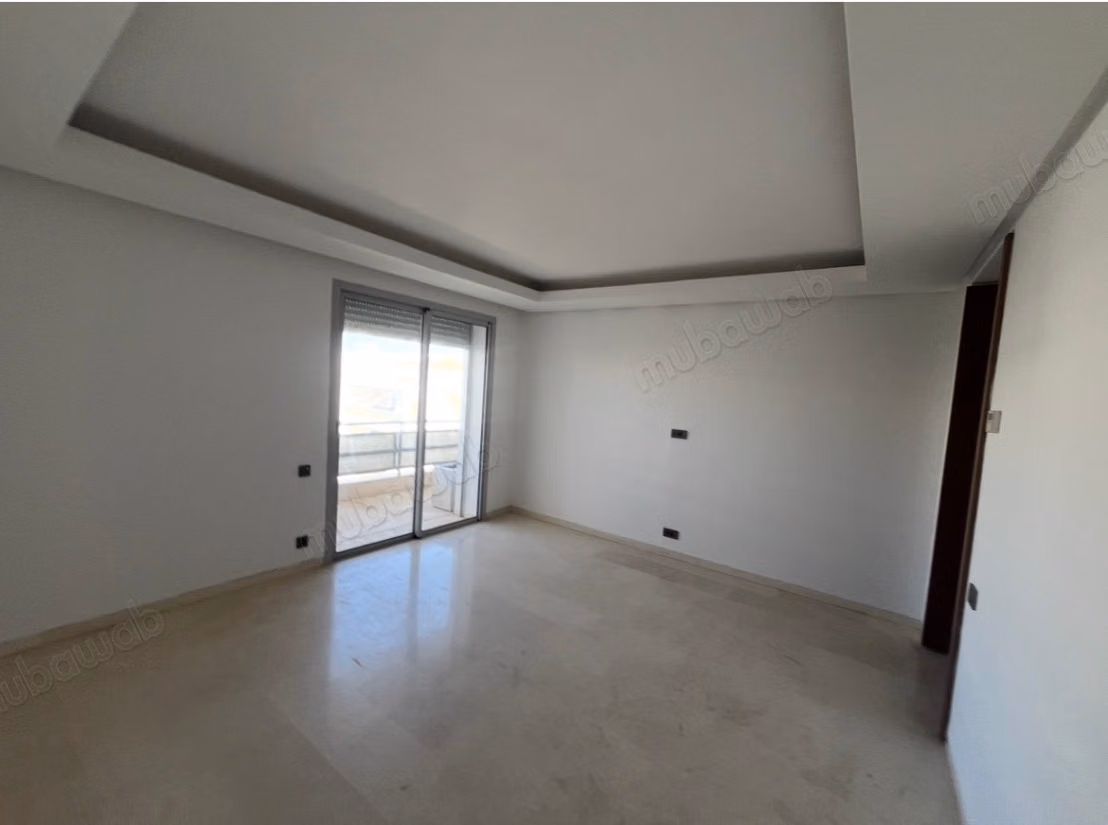 Vend appartement à Ain Diab. Superficie 225 m². Terrasse et ascenseur
