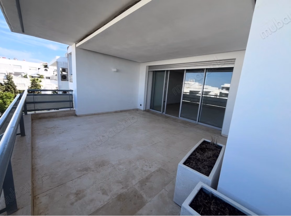 Vend appartement à Ain Diab. Superficie 225 m². Terrasse et ascenseur