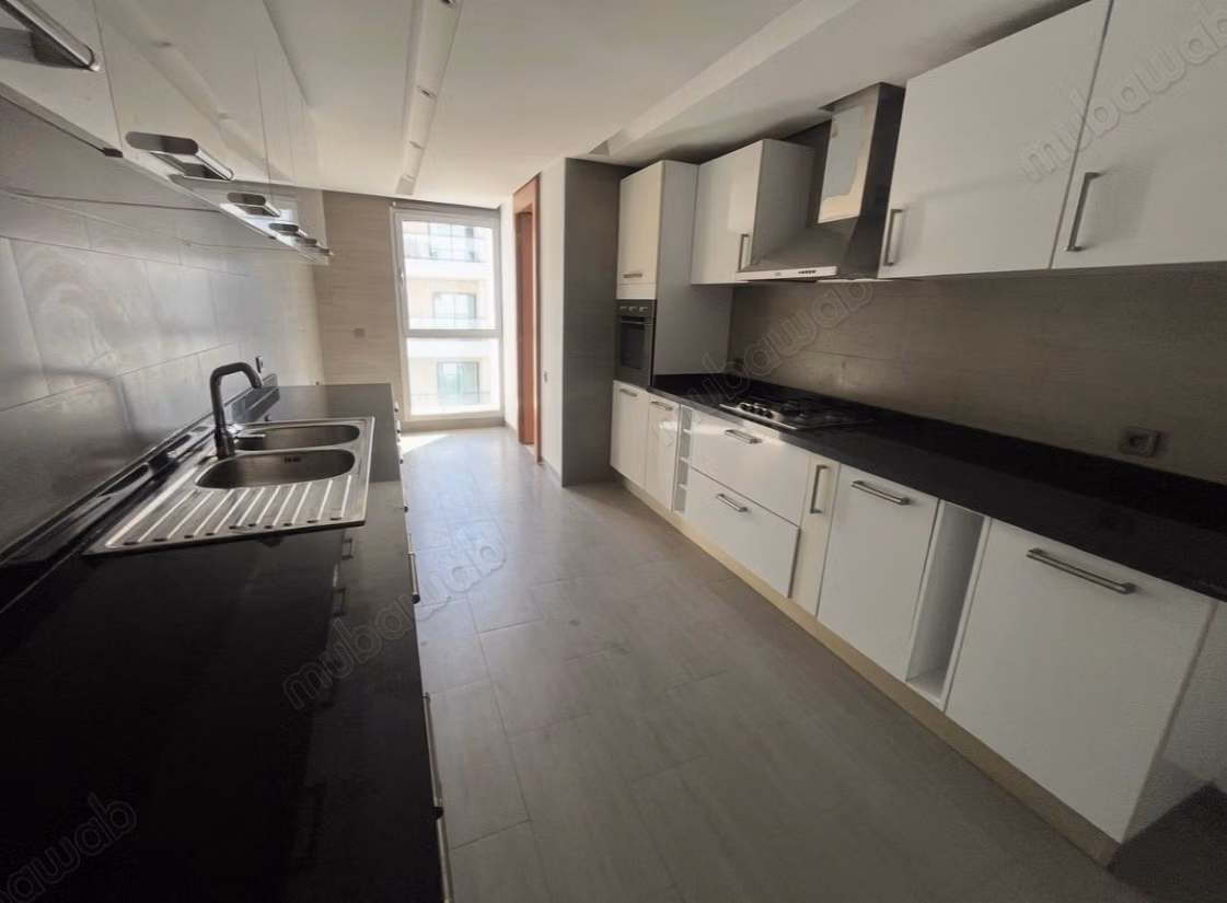 Vend appartement à Ain Diab. Superficie 225 m². Terrasse et ascenseur