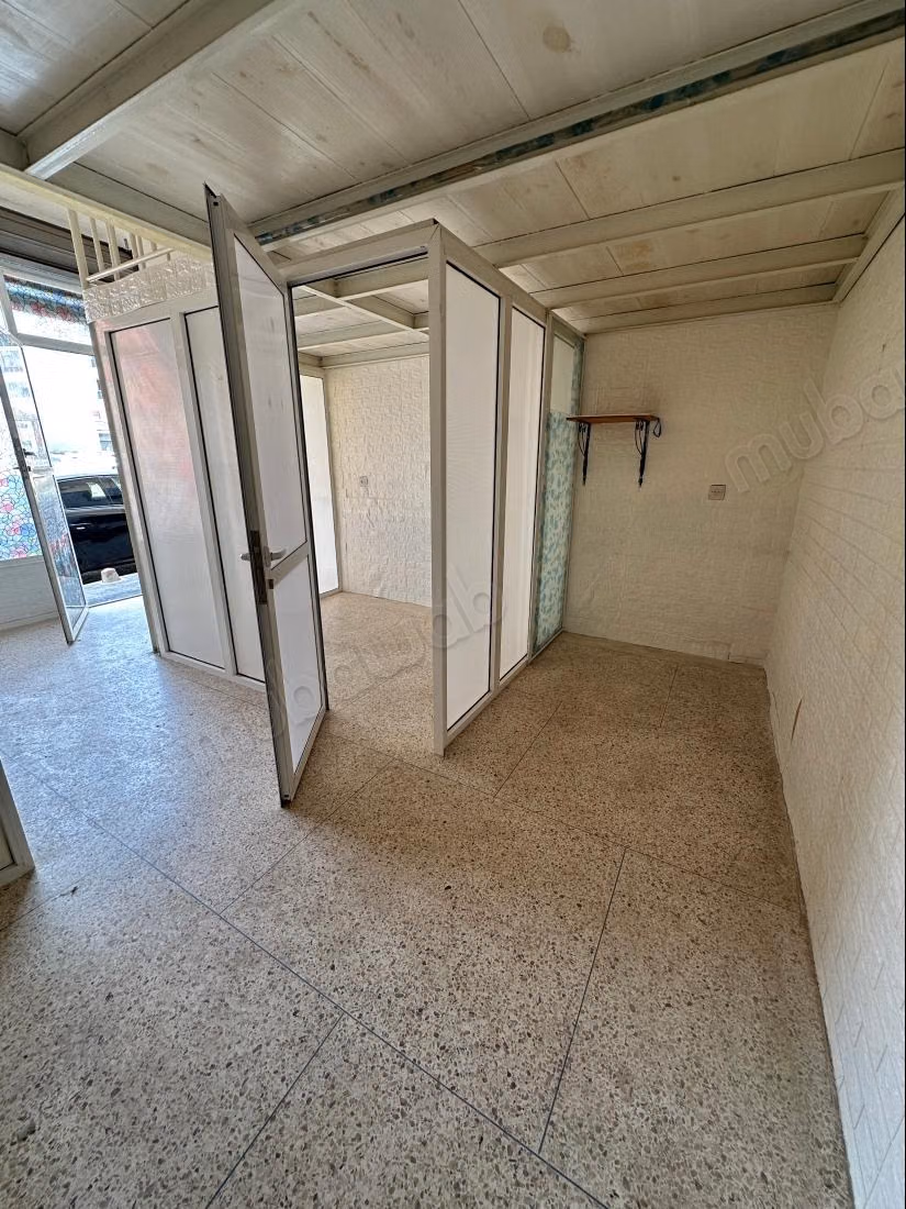 Louez ce local commercial à Talaa.
Surface de 20 m²