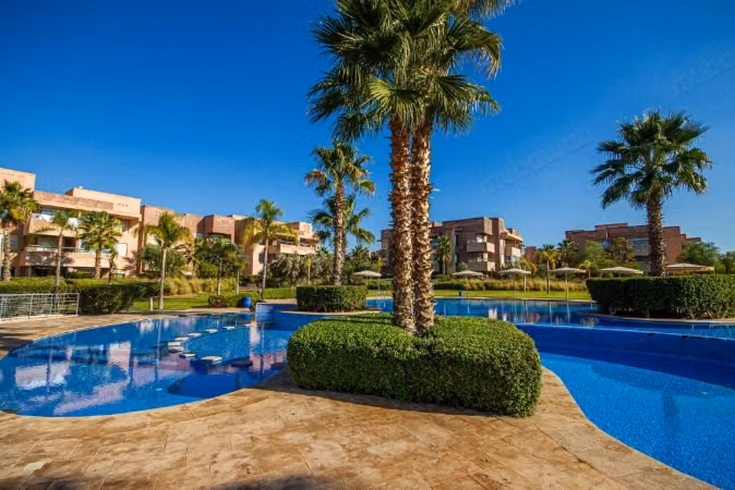 Bonito apartamento de 3 habitaciones con jardín privado, piscinas