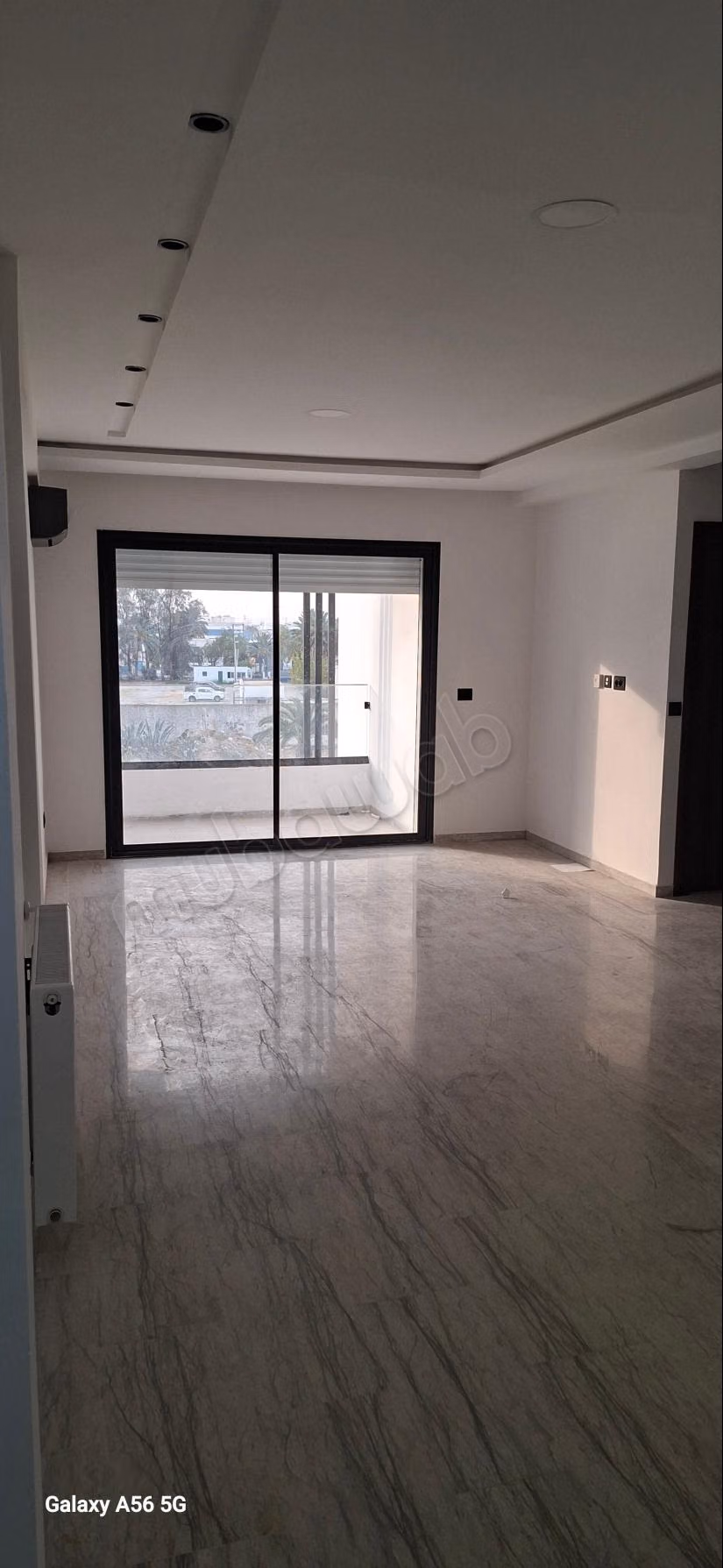 Bel appartement en location à Nouvelle Medina.
Superficie 100 m².
Chauffage central et porte blindée