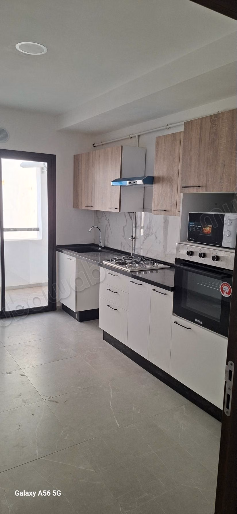 Bel appartement en location à Nouvelle Medina.
Superficie 100 m².
Chauffage central et porte blindée