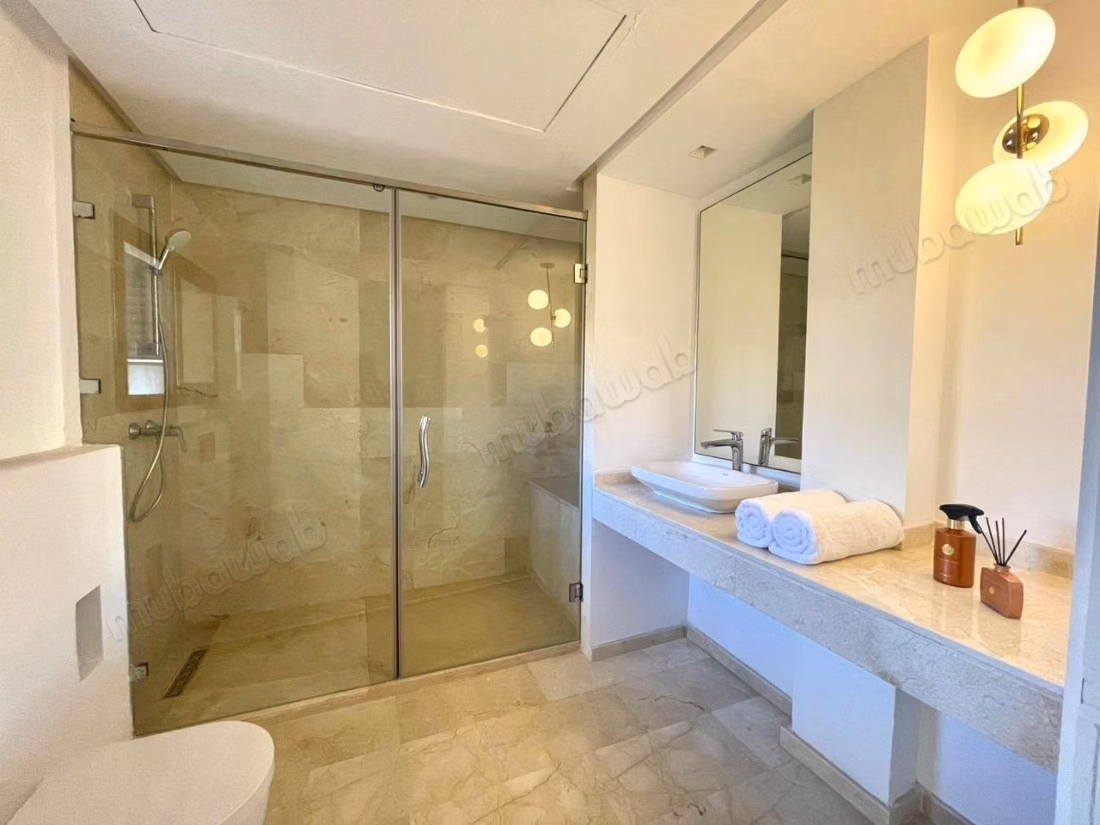 Location villa de luxe à Dar Bouazza.
Superficie 300 m².
Bien meublé