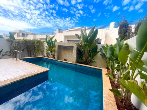 Location villa de luxe à Dar Bouazza.
Superficie 300 m².
Bien meublé