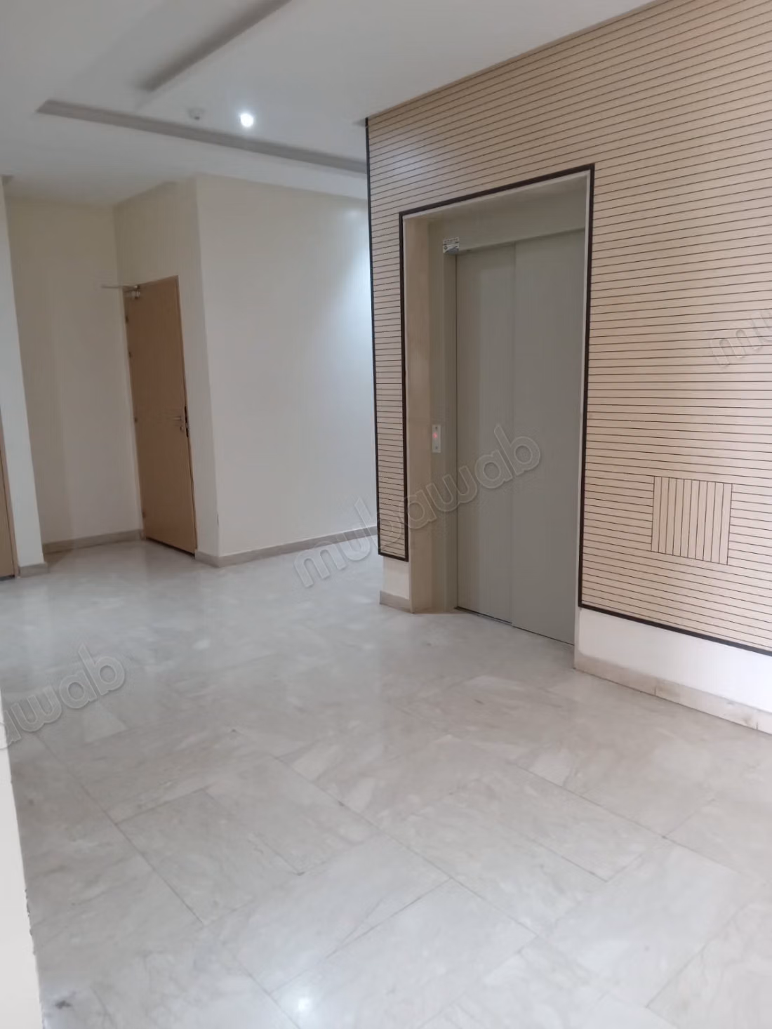 Vend appartement à Victoria. 
3 chambres. 
Ascenseur et places de parking