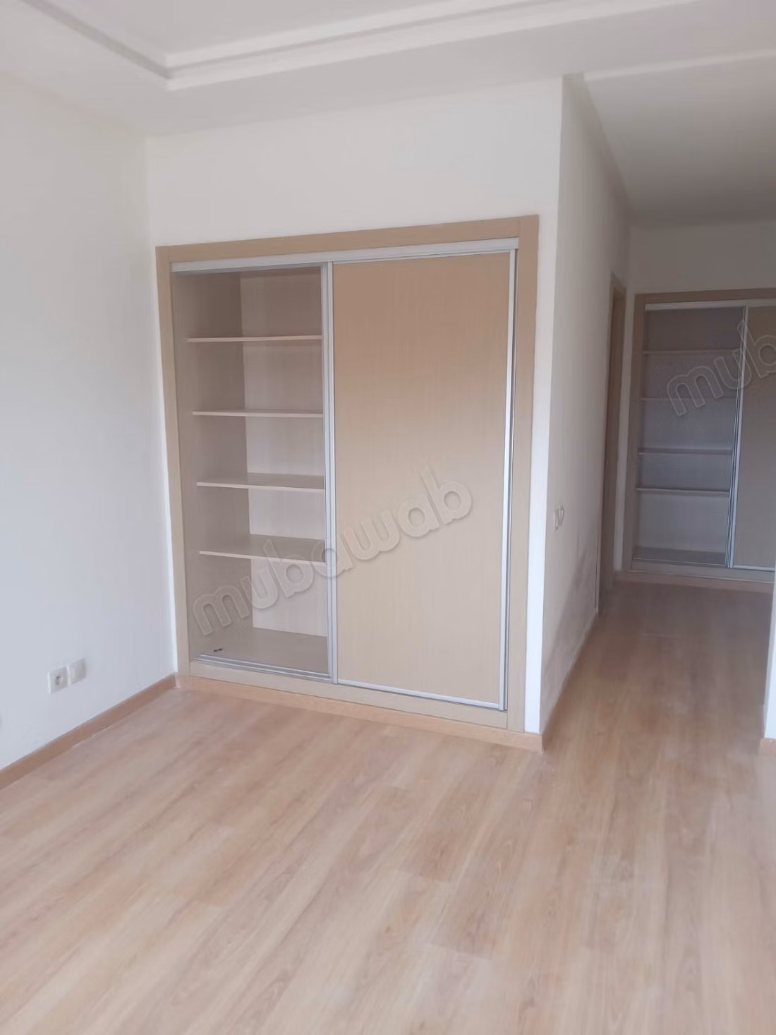 Vend appartement à Victoria. 
3 chambres. 
Ascenseur et places de parking