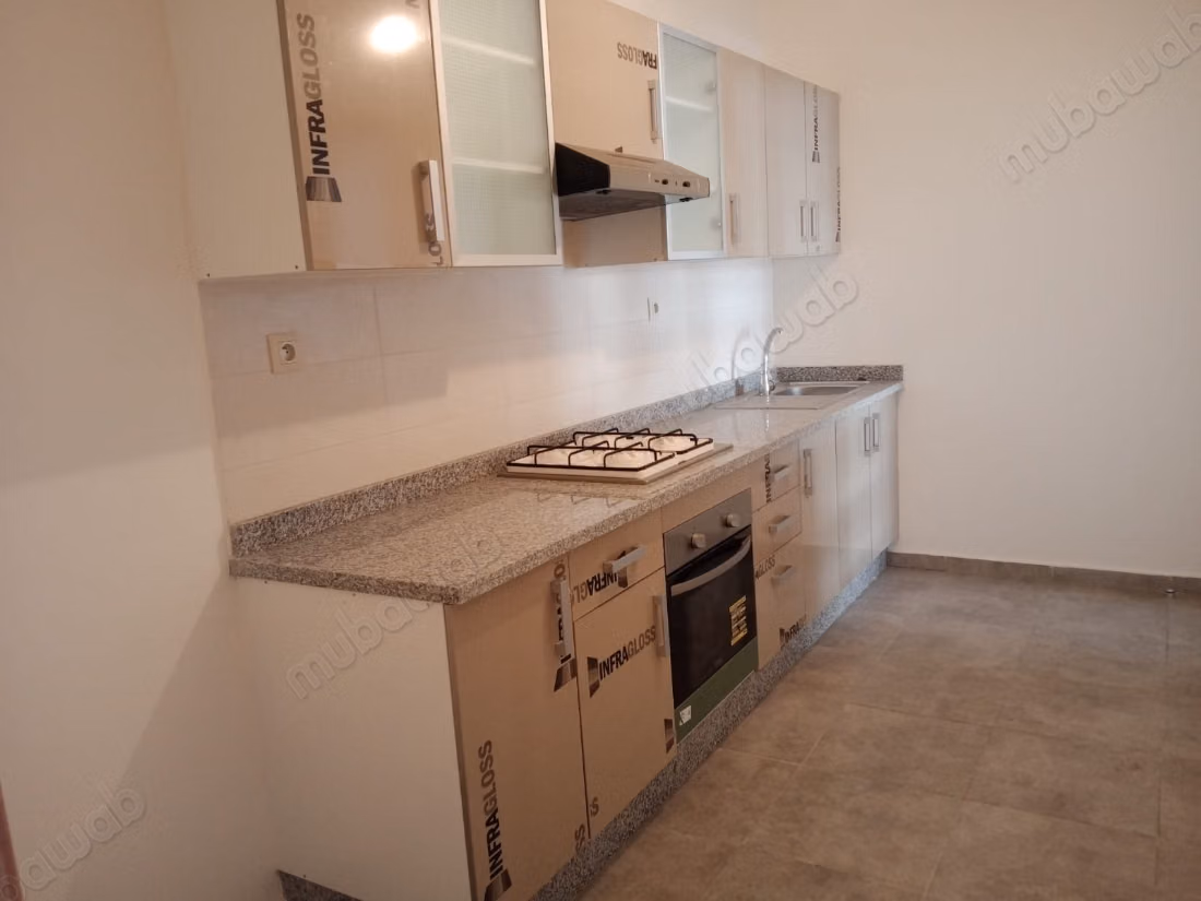 Vend appartement à Victoria. 
3 chambres. 
Ascenseur et places de parking
