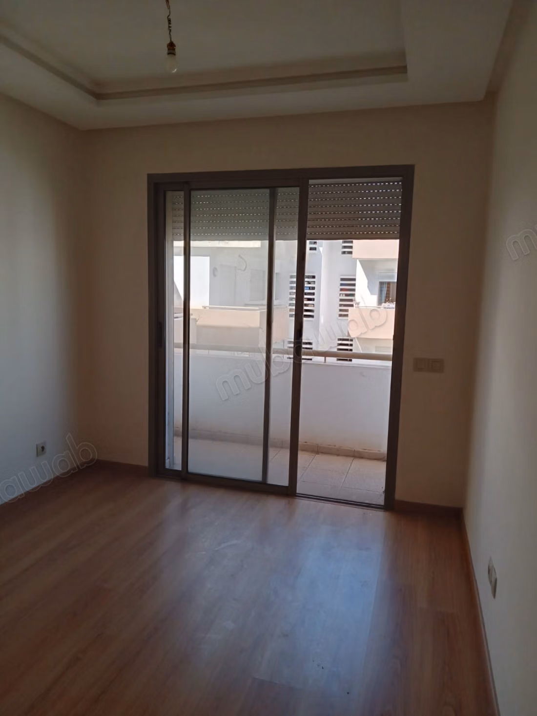 Vend appartement à Victoria. 
3 chambres. 
Ascenseur et places de parking