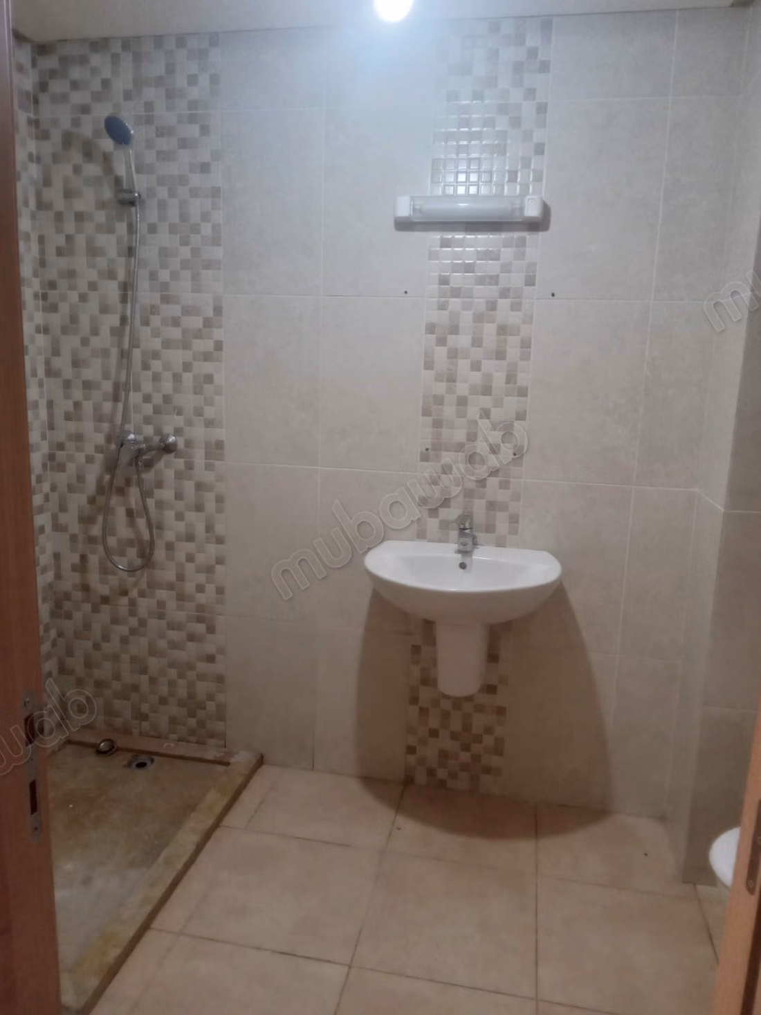 Vend appartement à Victoria. 
3 chambres. 
Ascenseur et places de parking