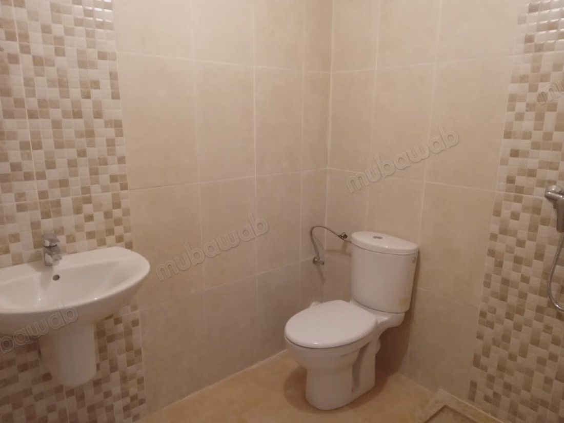 Vend appartement à Victoria. 
3 chambres. 
Ascenseur et places de parking