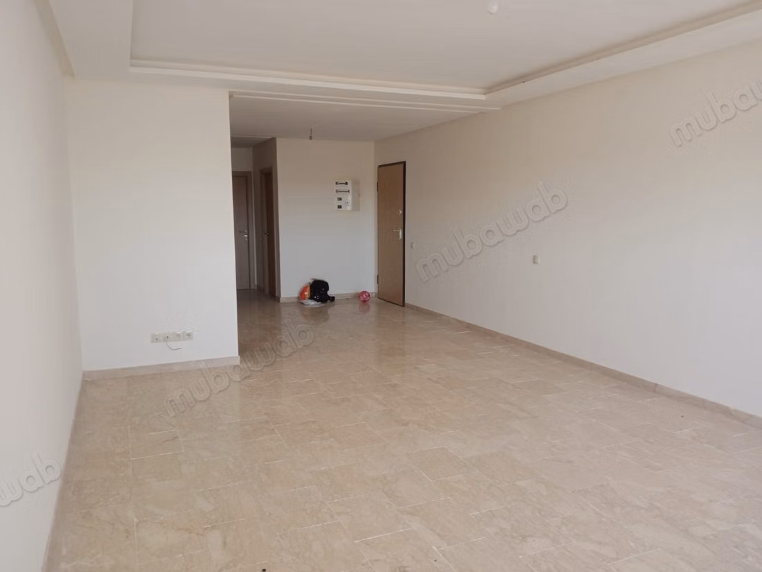 Vend appartement à Victoria. 
3 chambres. 
Ascenseur et places de parking